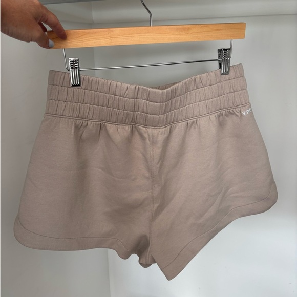 NWT YPB Abercrombie & Fitch neoKNIT Unlined Short - Picture 3 of 5